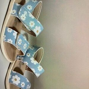 Daisy pattern easy strap closure button shoes